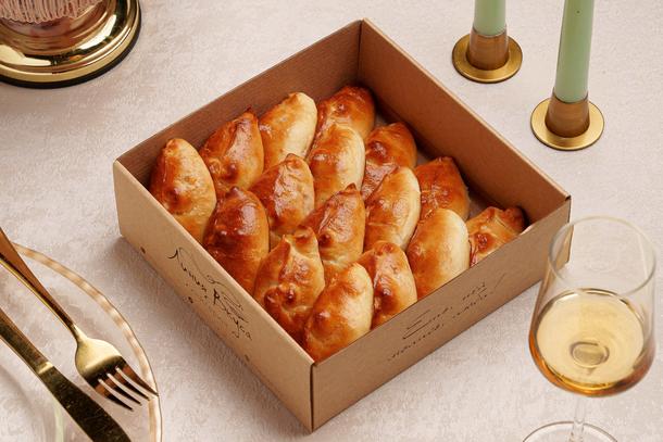 Бокс пирожки с яблоком и корицей