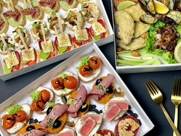 Сытный фуршетный сет с горячими закусками на Ваш праздник на 50 персон в Чите