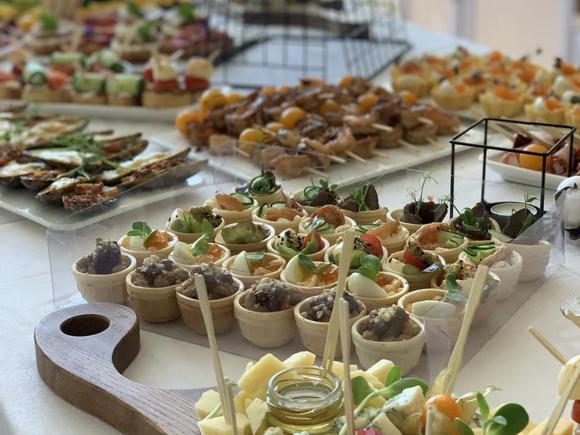 Недорогой фуршетный сет с горячими закусками на 30 персон в Новосибирске